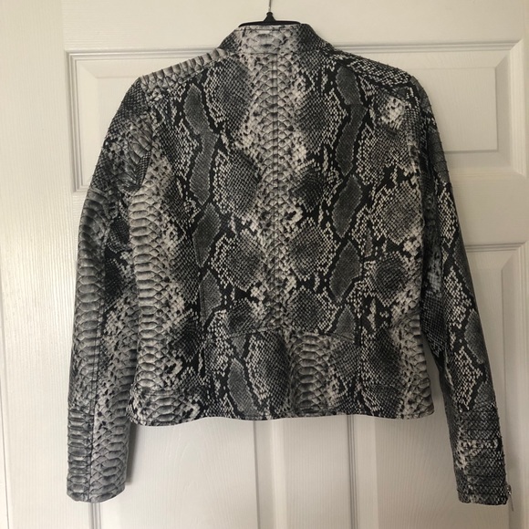Baccini snake print faux leather jacket NWOT - Picture 5 of 9